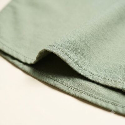 Close-up_of_shirt_hem_20260922202526 CONTRAST OLIV GREEN SHIRT